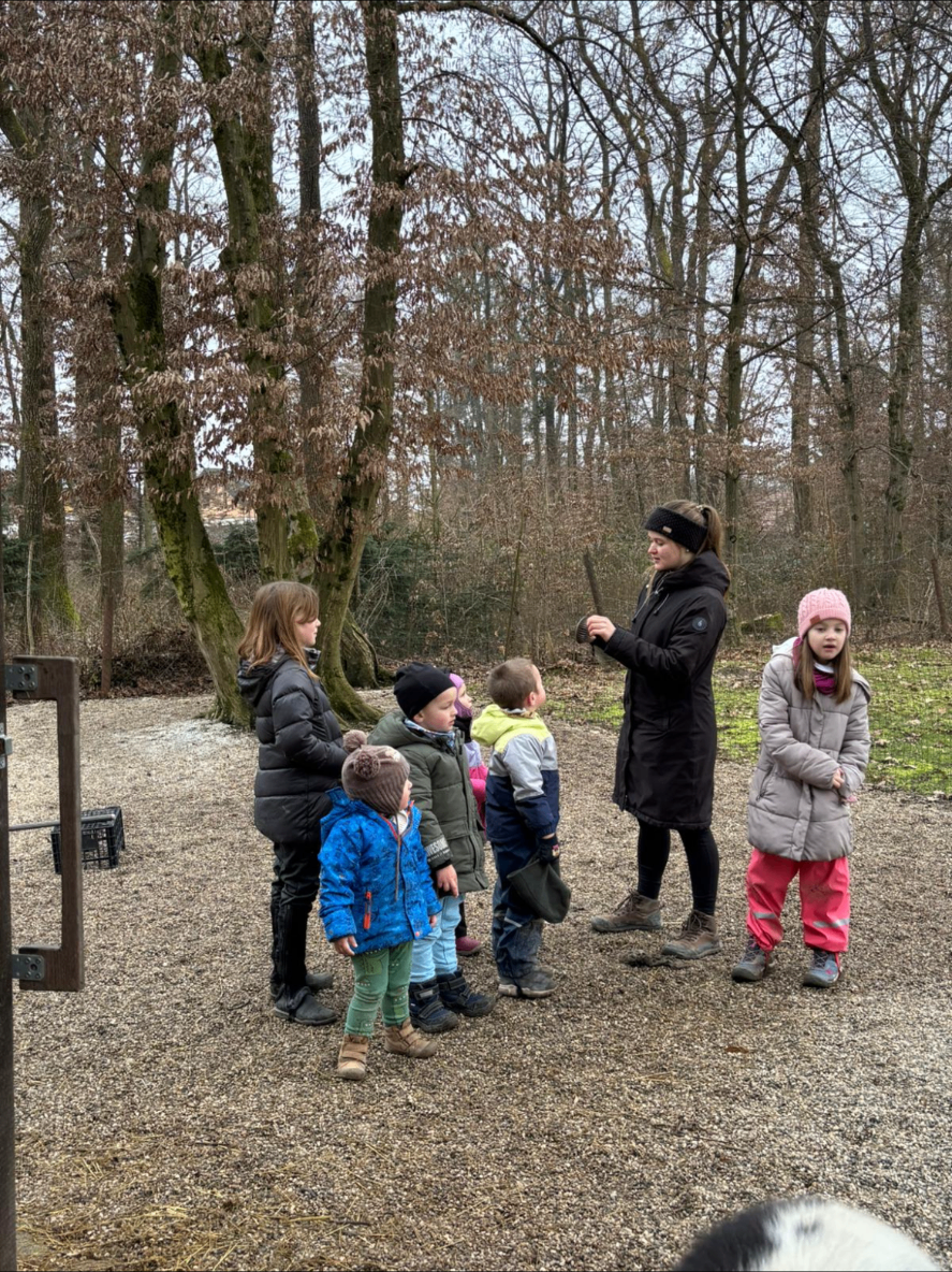 Inštruktorica z manjšo skupino otrok med uro v gozdu na ranču